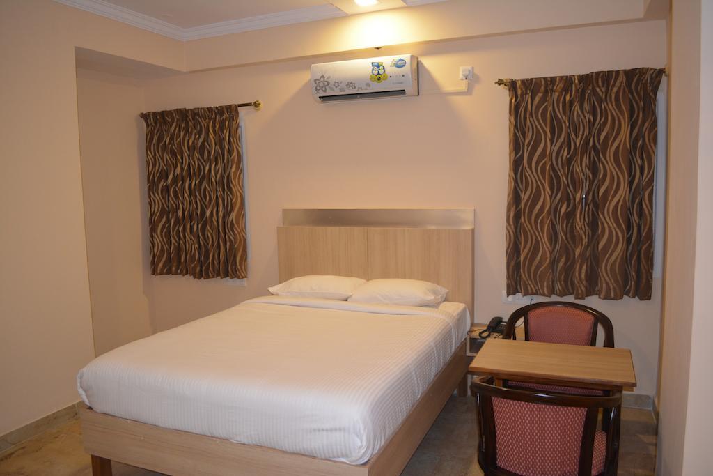 Hotel Royal Opera Bangalore Quarto foto